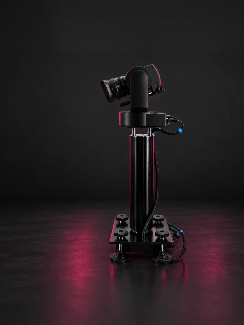 The Lift: a telescopic column carrying a PTZ camera, on levelling feet.